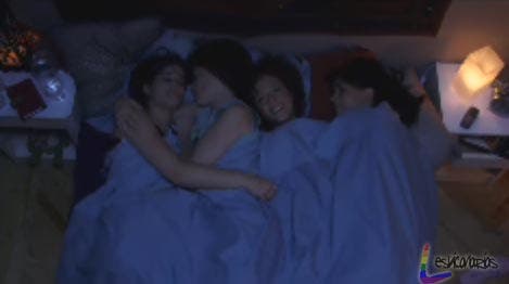 Chica Busca Chica resumen de episodio 1×08 «Nunca lo he hecho con una chica»