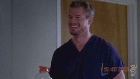Mark Sloan riéndose