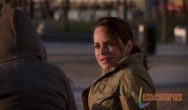 Venice la serie capítulo 7 Gina llorando con Ani en la playa de Venice