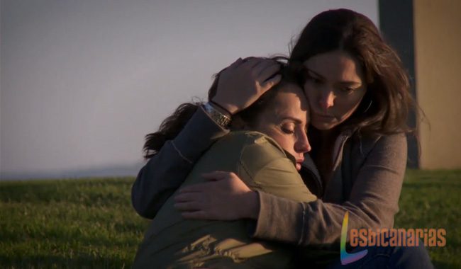 Venice la serie episodio 7 Gina y Ani abrazadas en la playa de Venice