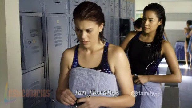 Emily y Paige en los baños
