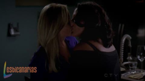 Callie y Arizona besándose