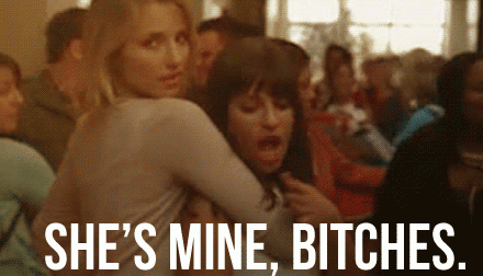 Las chicas de Glee cantan I Kiss a Girl para apoyar a Santana