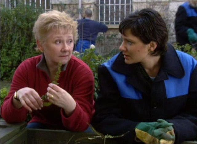 BG 2x08 Nikki y Barbara en jardín