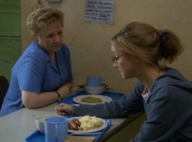 BG 2x09 Zandra con Barbara en comedor