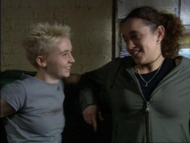 BG 2x10 Shaz y Denny en la celda