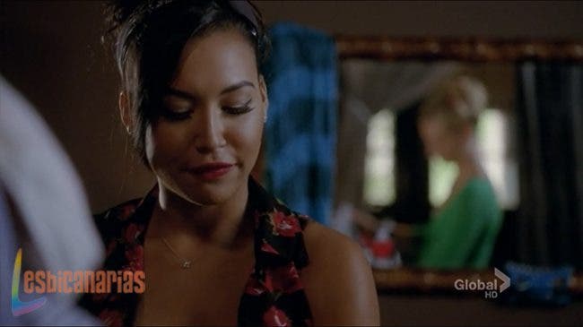 Brittany y Santana platicando en el cuarto