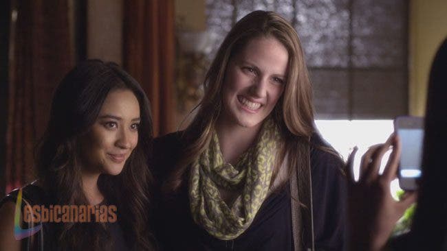 Emily y Paige  3x22-05