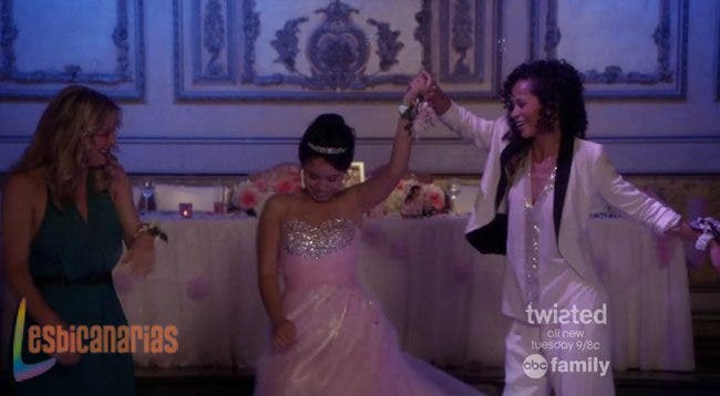 Mariana bailando con sus madres
