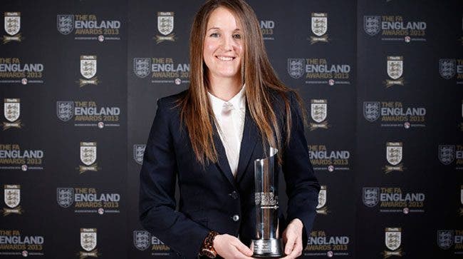Casey Stoney sale del armario
