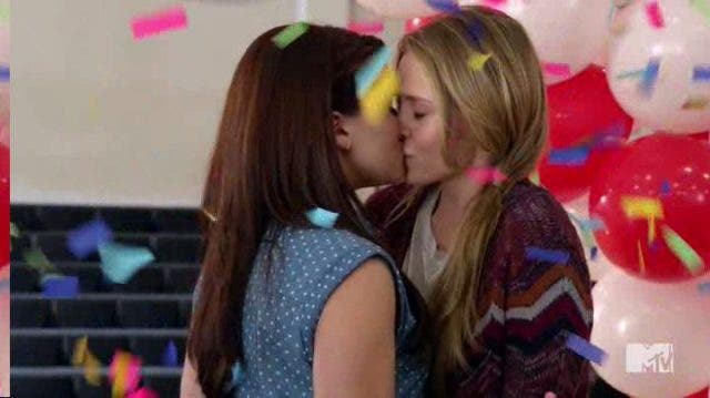 Amy y Karma beso Faking It