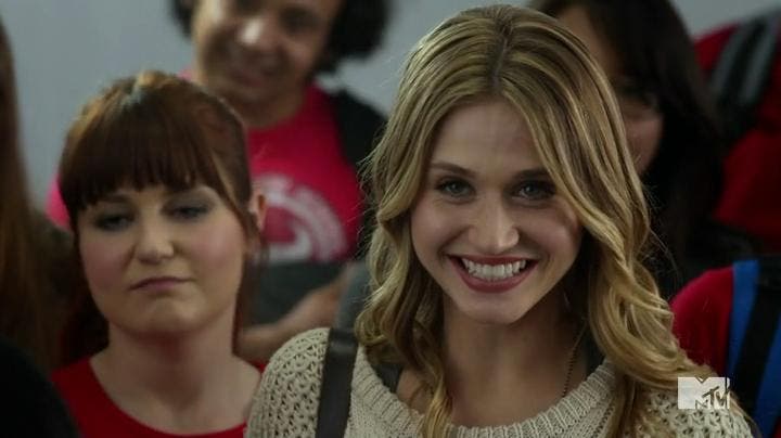 Amy sonriendo al ver a Karma