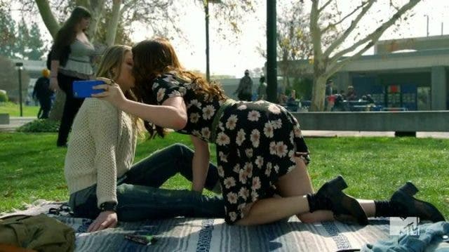 Karma besando a Amy