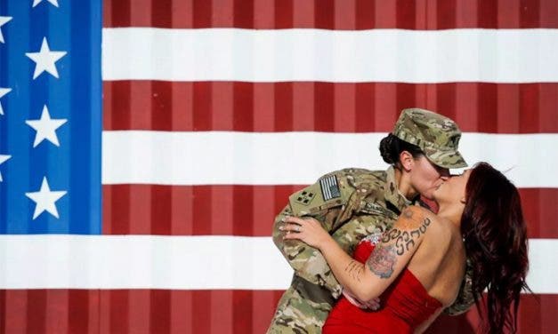 10 fotografías de soldados lesbianas con sus novias