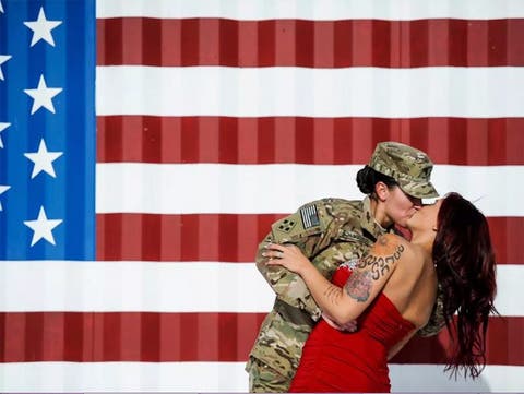 beso lésbico soldado