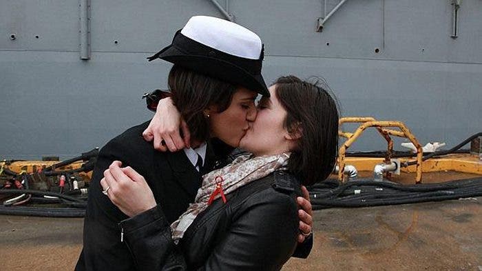 Primer beso lésbico público en el ejercito de EEUU