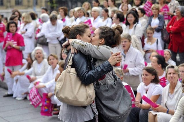 Discriminación beso lésbico