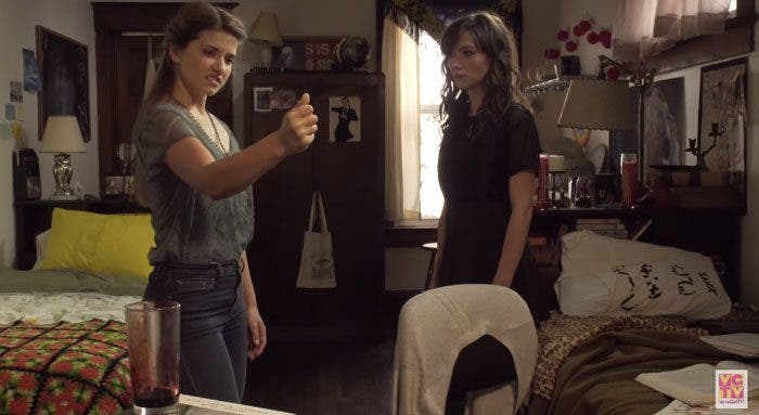 Decana y Carmilla hablando