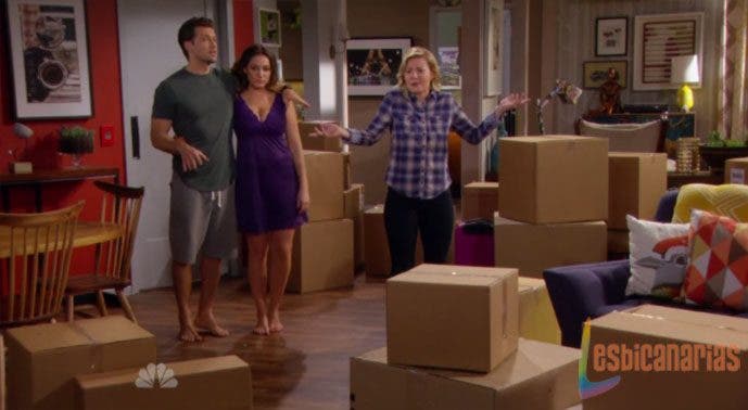 Lizzy-molesta-con-las-cajas
