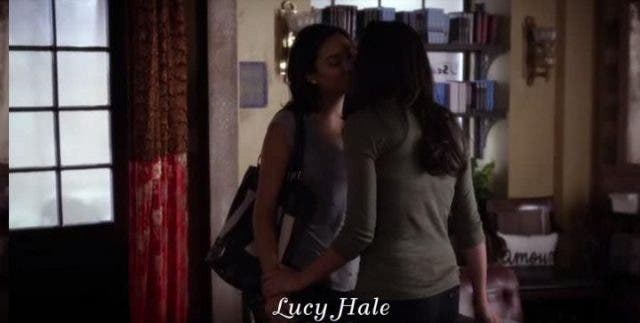 beso emily y talia.Vose
