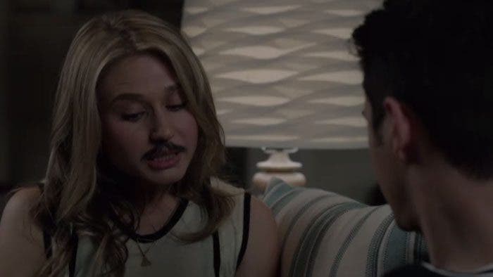 Amy con bigote