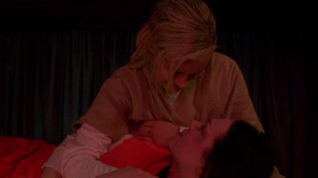 Alex y Piper mirándose