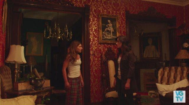 Carmilla y Laura discutiendo