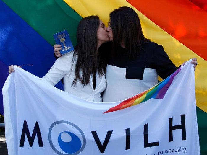 Virginia y Roxana la primera pareja lésbica en casarse en Chile