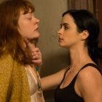 Jessica Jones amenaza a una mujer