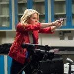 Trish Walker apuntando