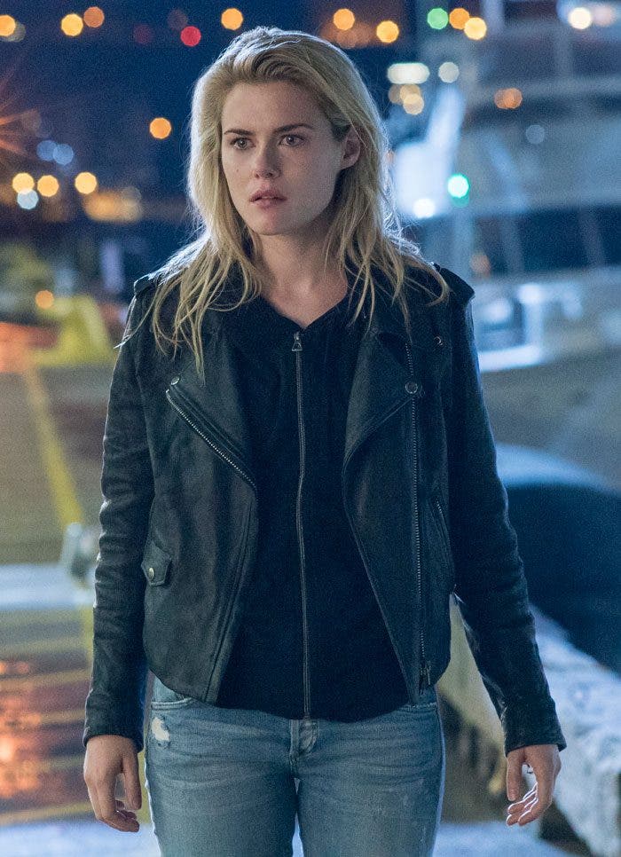Trish Walker mirando al horizonte