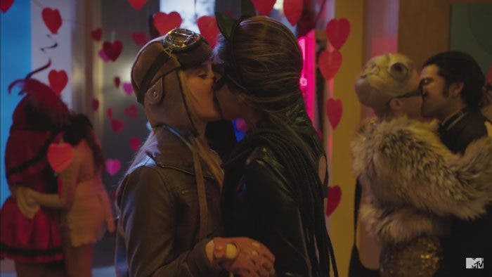Amy besando a otra chica