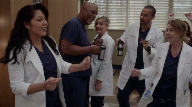 Callie y Arizona bailando