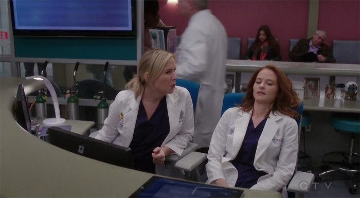 Arizona y April hablando