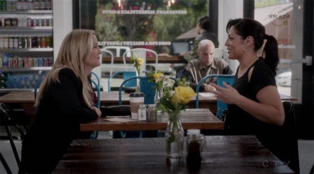 Callie y Arizona sonriendo