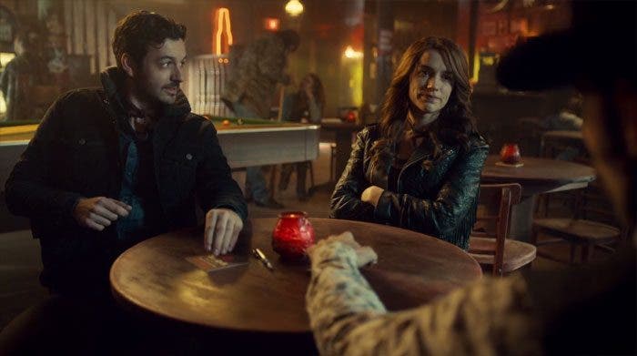 Wynnona Earp sentada en la mesa
