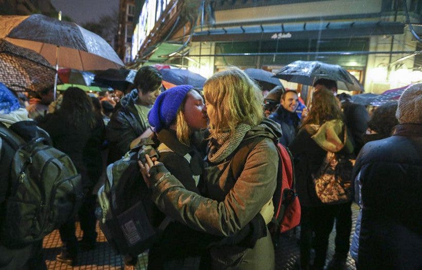 Esta pareja lésbica argentina combatió la homofobia a besos
