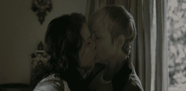 Sarah y Tammy beso