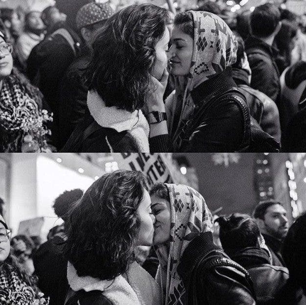 Esta foto de dos chicas besándose en una protesta contra Trump nos da esperanza