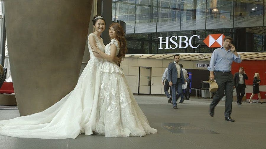 Su padre no quiso entregarla el día de su boda por ser lesbiana ¡pero su jefe ocupó su lugar!