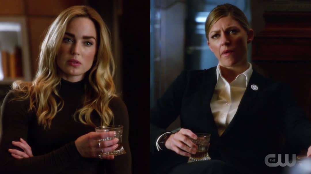 Sara y Ava tomándose un whisky