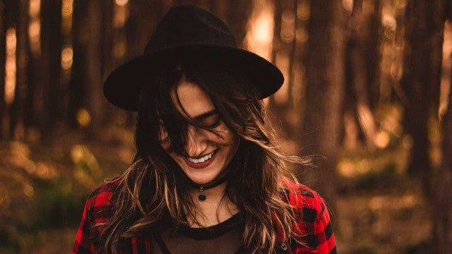 chica lesbiana sonriendo