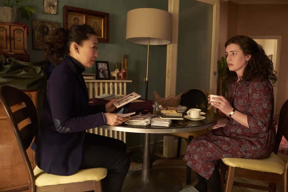 Eve y Ana hablando de Villanelle