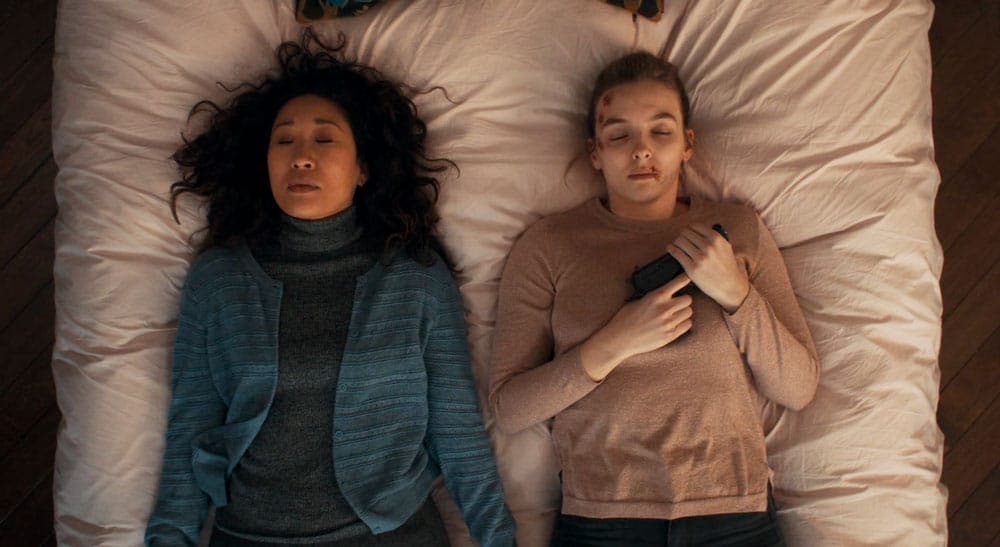 Eve y Villanelle recostadas en la cama.