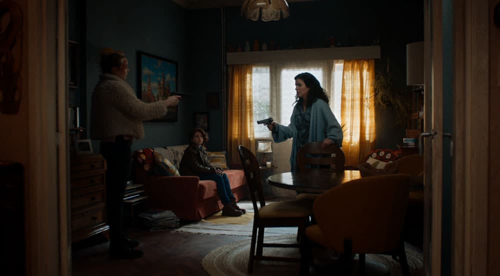 Villanelle y Ana se apuntan con una pistola