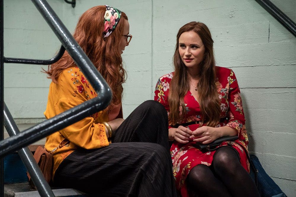 Villanelle hablando con Gemma