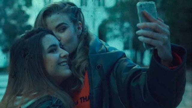 Chicas tomándose un selfie