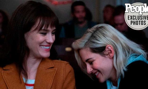 Estas fotos de Kristen Stewart y Mackenzie Davis en Happiest Season te van a gustar