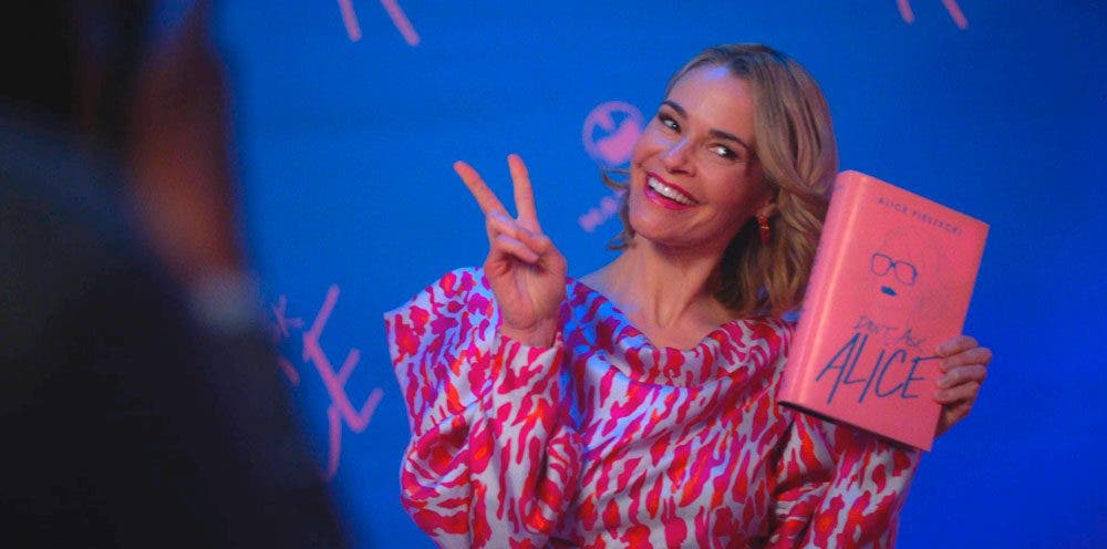 Alice promocionando su libro