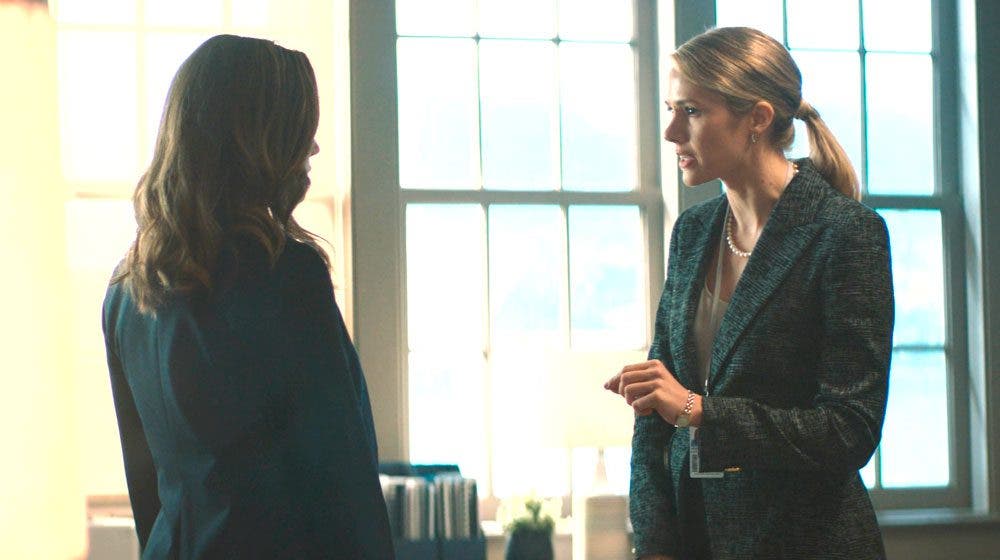 Jane y Kate peleando en NCIS Hawaii